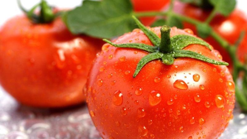 Cách làm môi hồng tự nhiên nhờ cà chua