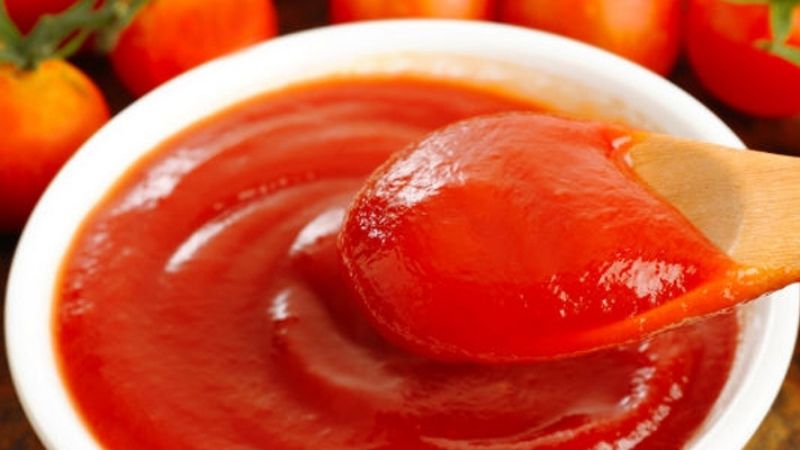Dùng hỗn hợp cà chua và sữa chua chữa thâm môi