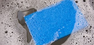 Đâu là cách hiệu quả nhất để khử trùng miếng rửa chén?