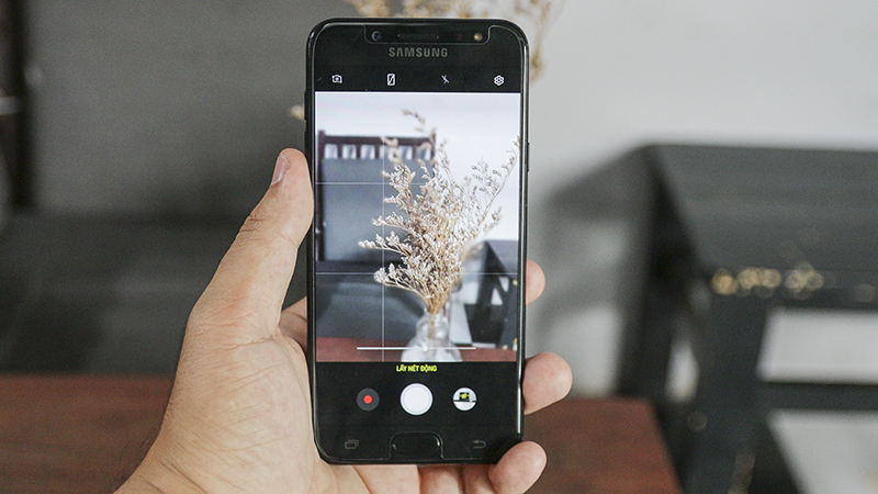 Camera xoá phông trên Galaxy J7+ giúp bạn tạo nên những bức ảnh chuyên nghiệp với chiều sâu và tập trung vào chủ thể. Không cần sử dụng các thiết bị đắt tiền khác, bạn có thể dễ dàng tạo nên những bức ảnh siêu đẹp với chiếc điện thoại của mình. Hãy tận hưởng trải nghiệm tuyệt vời này ngay nào!