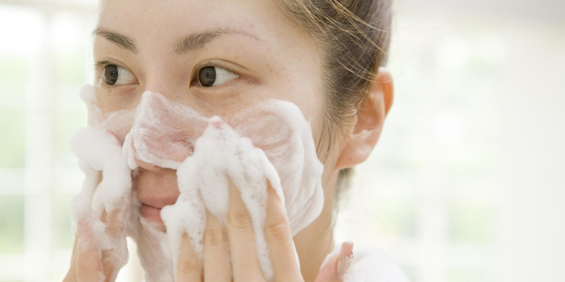 Dùng sữa rửa mặt vào buổi sáng có thể tước đi lớp dầu tự nhiên bảo vệ da 
