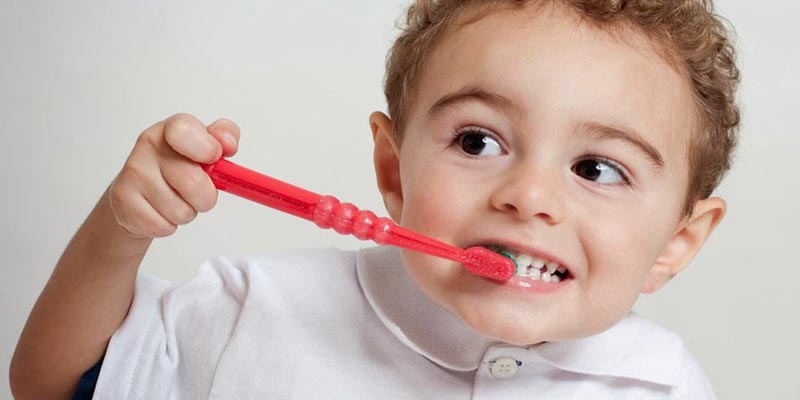 Trước 3 tuổi, nếu trẻ đã mọc răng bạn chỉ nên dùng nước sạch ấm để đánh răng cho trẻ