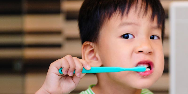 Hãy để cho trẻ tự nguyện và có cảm giác thích thú khi đánh răng