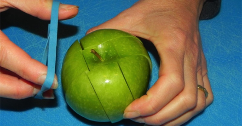 Giữ cho táo cắt sẵn tươi lâu với dây thun