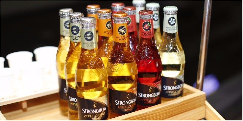 Uống Strongbow - Không có gì tuyệt vời hơn là thưởng thức một ly Strongbow thơm ngon, lạ miệng sau một ngày làm việc mệt nhọc. Với hương vị đắm chìm, thơm mát, một ly Strongbow sẽ giúp bạn tìm lại sự thoải mái sau những giờ phút căng thẳng. Hãy đến và trải nghiệm những giây phút thực sự vui tươi với Strongbow.