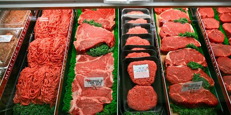 Để chọn được thịt bò, thịt heo tươi ngon là không chọn miếng thịt không tươi màu, hơi tái và nhợt nhạt, có mùi lạ hoặc dính phẩm màu.