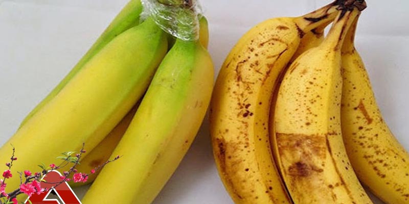 Nên chọn nải chuối chín không đều màu (quả chín, và quả còn xanh) có những vết đốm đen hoặc màu hồng đậm. Đừng chọn những quả chín đều, vỏ màu vàng đậm.