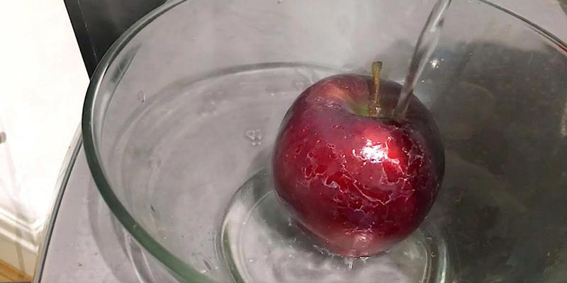 đổ nước nóng lên trái táo, nếu bạn thấy một lớp trắng mỏng dạng sáp (có thể nhiều hoặc ít)