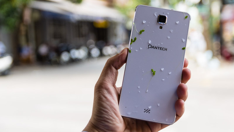 Pantech V950 nổi bật với khả năng chống nước từng được bán chính hãng tại Việt Nam