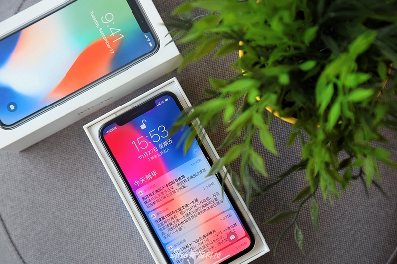 Trên tay iPhone X: Một vẻ đẹp độc đáo, ấn tượng Trên tay iPhone X: Một vẻ đẹp độc đáo, ấn tượng