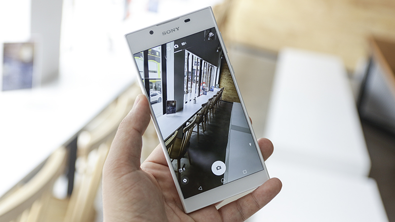 Trên tay Xperia L1 màu trắng