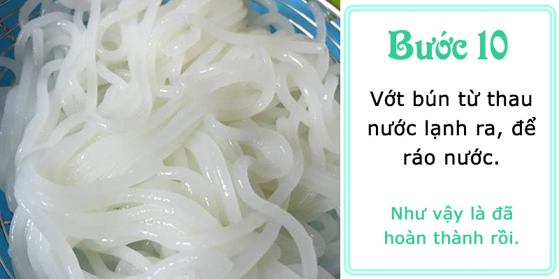 Vớt bún từ thau nước lạnh ra, để ráo nước