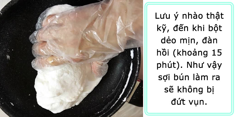 Lưu ý nhào bột thật kỹ, để sợi bún làm ra không bị vỡ