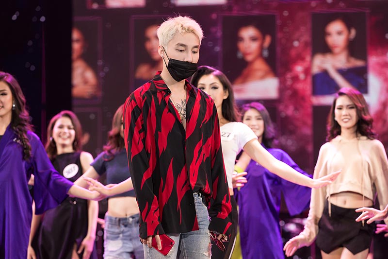 Sơn Tùng cầm OPPO F5 trong khi luyện tập Sơn Tùng cầm OPPO F5 trong khi luyện tập