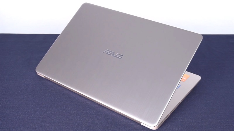 Thiết kế mặt trên kim loại đẹp mắt, nhỏ gọn Thiết kế mặt trên kim loại đẹp mắt, nhỏ gọn