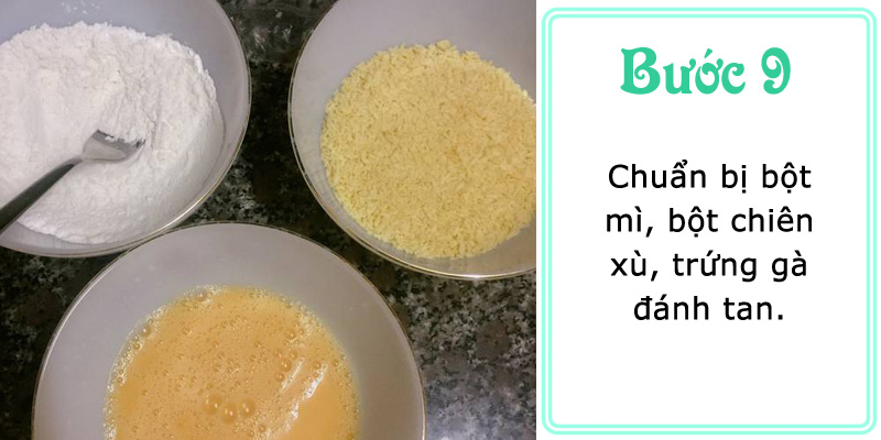 Chuẩn bị bột mì, bột chiên xù, trứng gà đánh tan