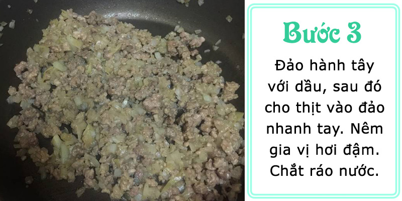 Đảo hành tây với dầu, sau đó cho thịt vào đảo nhanh tay