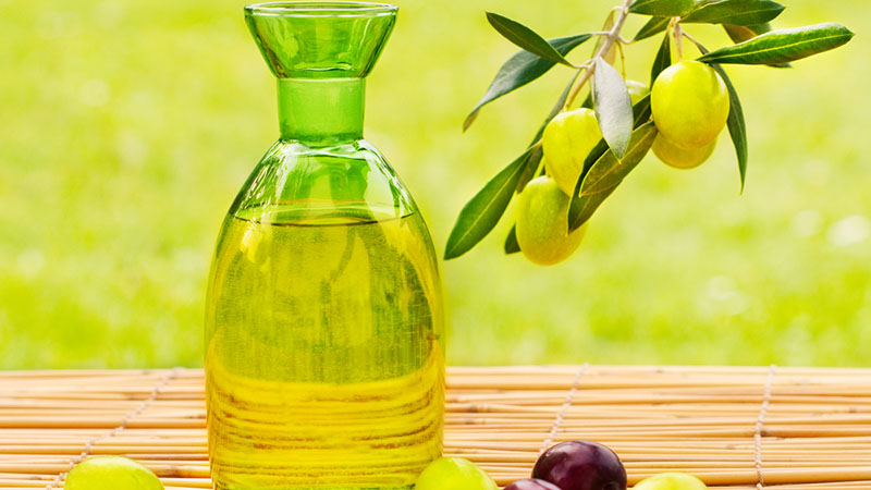 Dầu olive là một nguyên liệu được sử dụng rộng rãi trong việc chăm sóc tóc hiệu quả. Nhờ vào các thành phần thiên nhiên và dưỡng chất cần thiết, dầu olive cho tóc sẽ giúp bạn có một mái tóc chắc khỏe và bóng mượt. Hãy xem hình ảnh để cảm nhận rõ hơn sức mạnh của dầu olive trong việc chăm sóc tóc nhé.