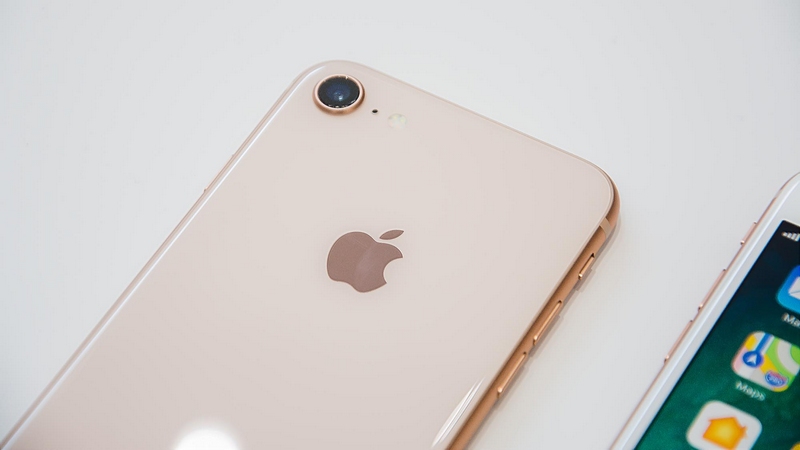 iPhone 8 (giá tham khảo 20.99 triệu đồng bản 64 GB)
