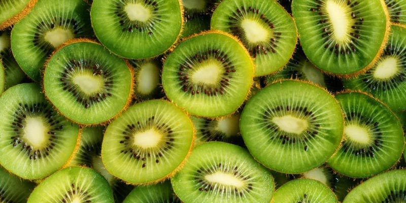 Khi ăn kiwi còn xanh nên cắt theo bề ngang rồi thái thành từng lát mỏng, không nên bổ dọc