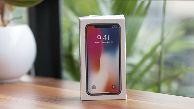 iPhone X màu đen đẹp đến từng chi tiết. Hình ảnh này sẽ giúp bạn hiểu rõ hơn về sự hoàn hảo của thiết kế đen tuyền lừng danh của iPhone X.