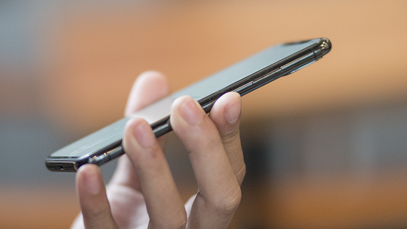 Trên tay iPhone X màu đen