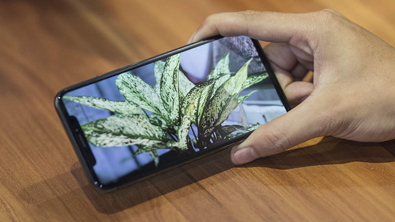 Trên tay iPhone X màu đen