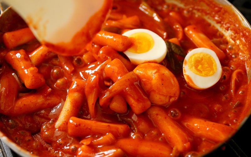 Thưởng thức Tokbokki