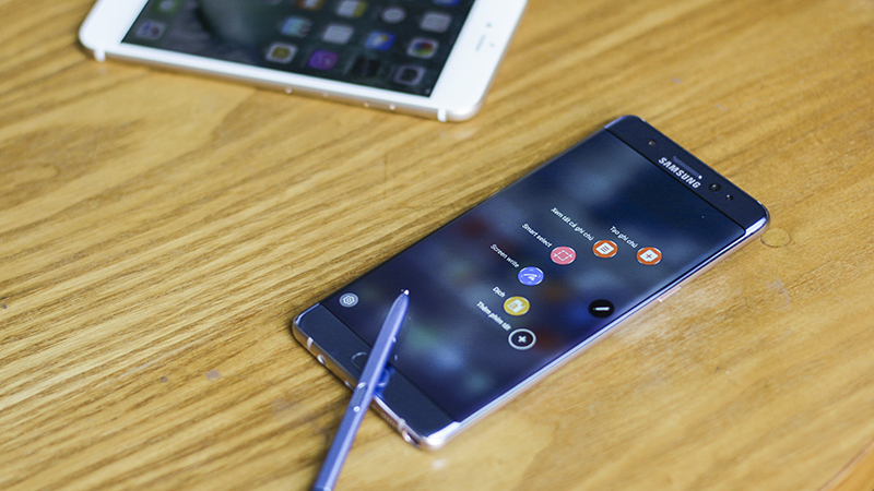 So sánh Galaxy Note FE và iPhone 6S Plus So sánh Galaxy Note FE và iPhone 6S Plus