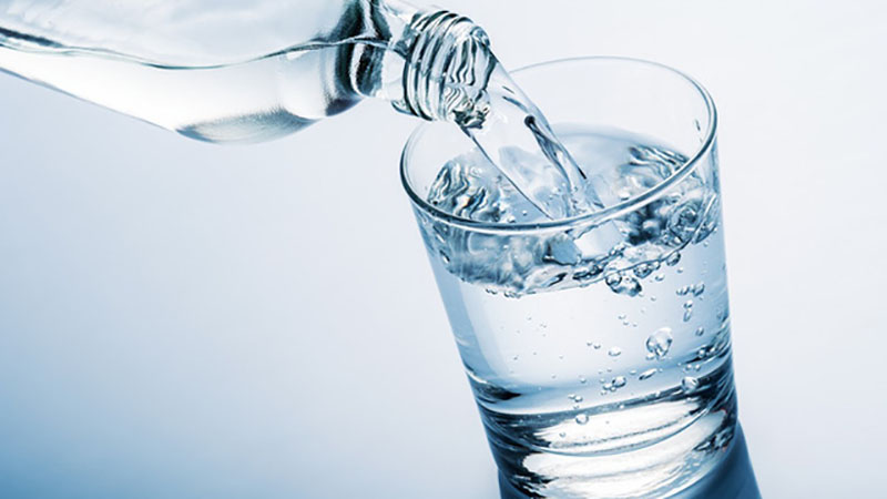 Vì sao phải uống đủ nước ở nơi công sở?