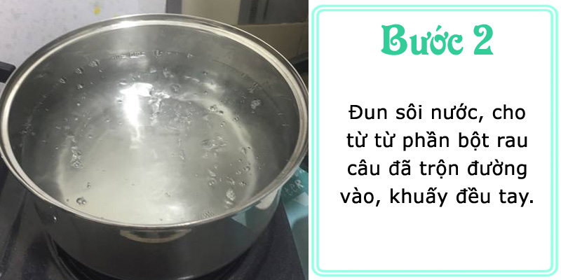 Đun sôi nước, sau đó cho bột rau câu và đường vào khuấy đều tay