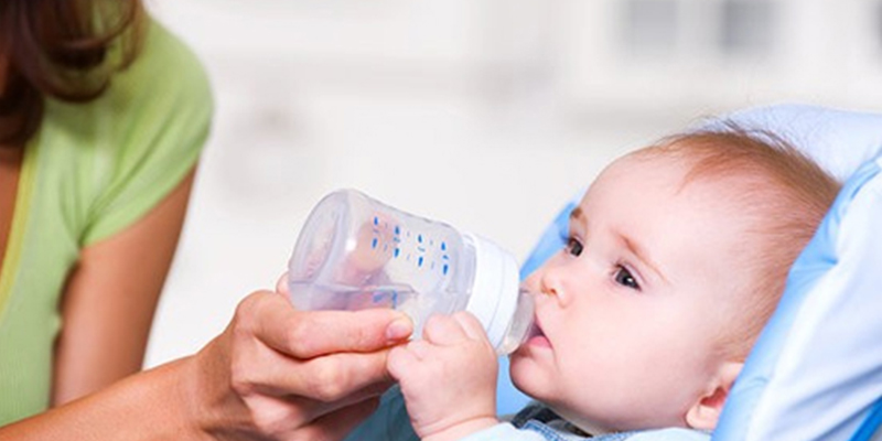 Lượng nước cho bé dưới 6 tháng tuổi Lượng nước cho bé dưới 6 tháng tuổi