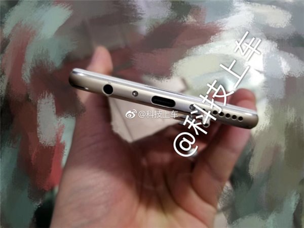 Huawei P11 Plus Mặt lưng là cụm camera kép không có mác Leica đi kèm đèn LED 1 tông màu.