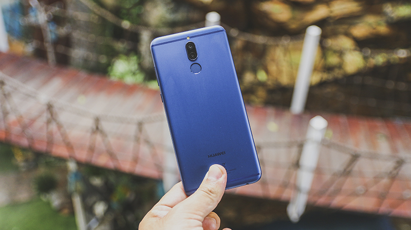 Trên tay Huawei Nova 2i màu xanh navy Trên tay Huawei Nova 2i màu xanh navy