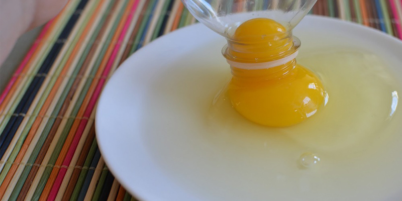 Tách lòng đỏ khỏi lòng trắng bằng một chai nước