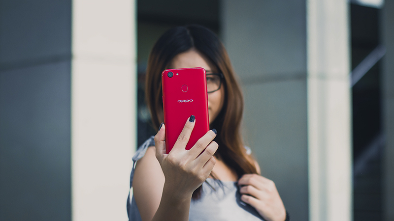 Oppo tung bộ ảnh F5 màu đỏ với màn hình tràn viền cực ấn tượng