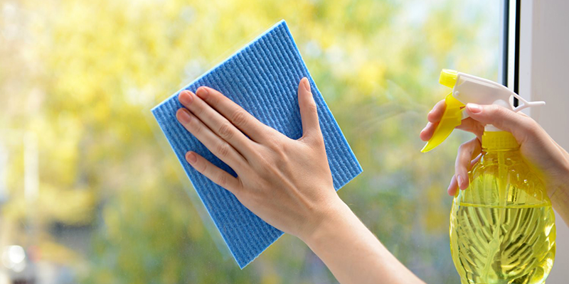 Làm sạch bề mặt kính Làm sạch bề mặt kính