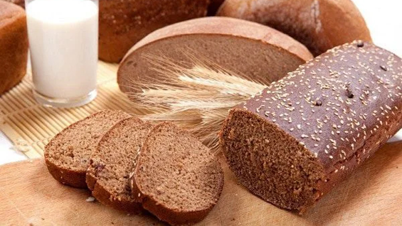 Bánh mì đen hoặc nâu có lượng chất xơ nhiều hơn bánh mì trắng