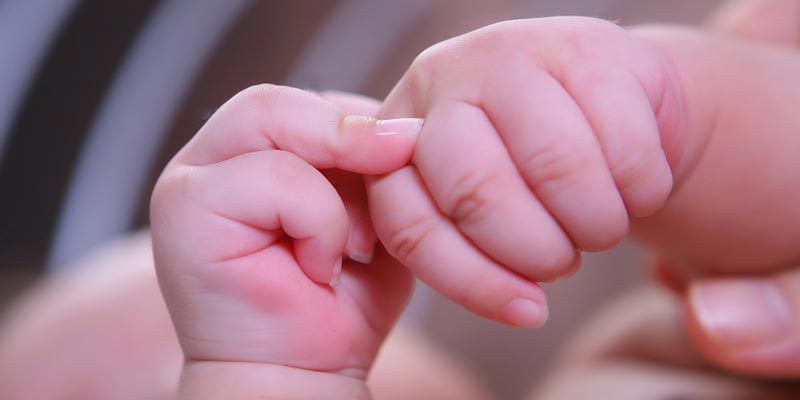 Các mẹ nên kiểm tra tay của con, phải giữ cho hai bàn tay thật ấm, không được ra mồ hôi. Nếu con ra ngoài, mẹ phải mang găng tay cho bé. Các mẹ nên kiểm tra tay của con, phải giữ cho hai bàn tay thật ấm, không được ra mồ hôi. Nếu con ra ngoài, mẹ phải mang găng tay cho bé.