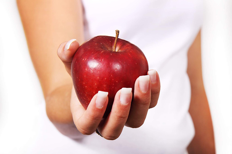 Cầm trái táo trên tay