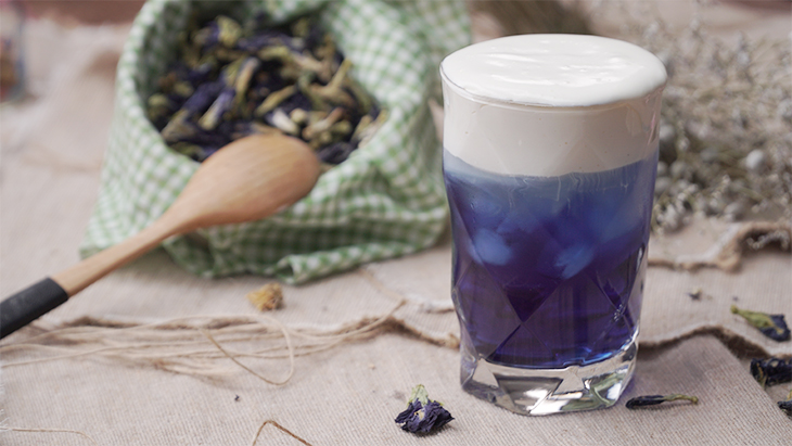 Cách làm trà hoa đậu biếc macchiato với bình lọc trà Delites