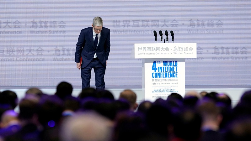 Tim Cook chia sẻ về sự cần thiết của quyền riêng tư, an ninh và lòng nhân đạo Tim Cook chia sẻ về sự cần thiết của quyền riêng tư, an ninh và lòng nhân đạo