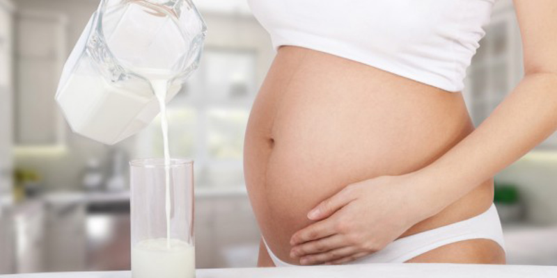 Đối với phụ nữ mang thai, mỗi ngày nên dùng 2 miếng phô mai, 2 hộp sữa chua và 200ml sữa dạng lỏng.