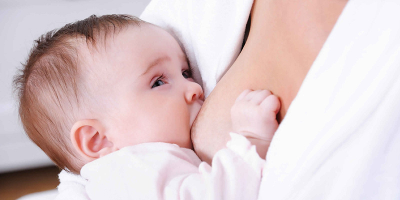 Trẻ cần được bú sữa mẹ đến tròn 6 tháng tuổi, sau đó kết hợp ăn dặm hợp lý và bú mẹ đến 2 tuổi hoặc lâu hơn càng tốt