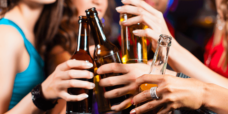 Uống bia rượu ban đêm nhanh say hơn ban ngày, bạn có biết?