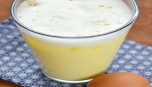 Uống sữa pha với lòng đỏ trứng gà có tốt?