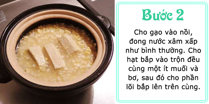 Cho gạo và lượng nước bình thường vào nồi. Cho hạt bắp và trộn đều với chút muối và bơ. Cho lõi bắp lên trên cùng.