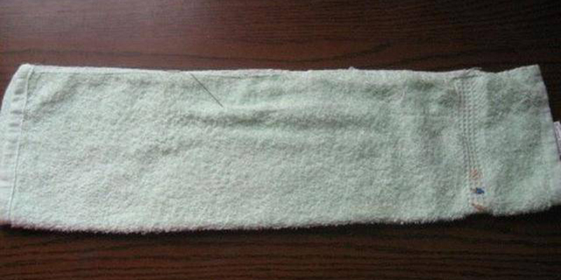 Lấy một miếng vải mềm, nên chọn vải có chất liệu thấm hút tốt. 