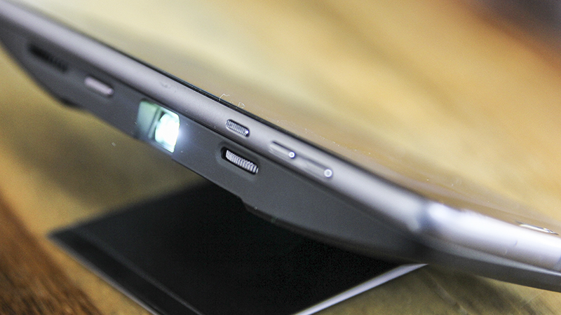 Đánh giá moto mod Insta Share Projector Đánh giá moto mod Insta Share Projector