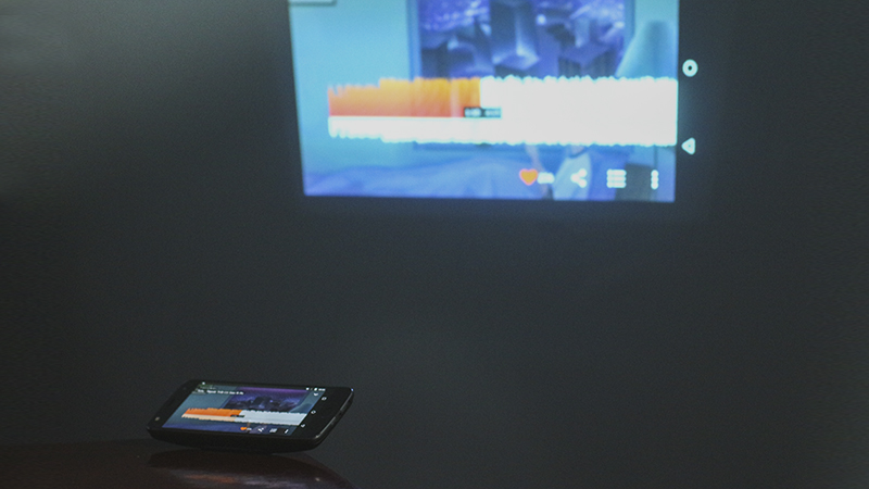 Đánh giá moto mod Insta Share Projector Đánh giá moto mod Insta Share Projector